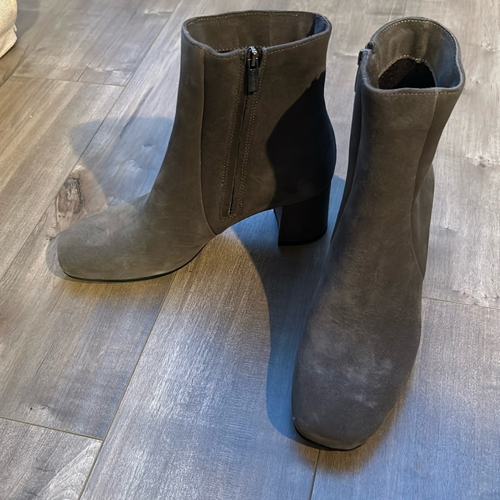 La Canadienne new grey suede winter booties size 9